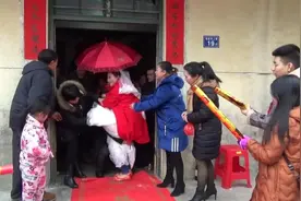 湖南一帅哥去迎亲，新娘有点胖，新郎抱不动，娘家人都笑了视频封面