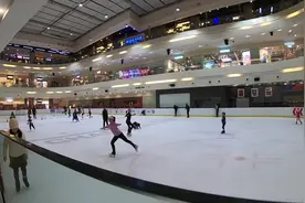 东北小孩有一项技能普遍比南方小朋友强，商场里户外都能锻炼