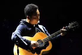 饱经坎坷的许巍，和妻子袁枫几十年相敬如宾，至今无子