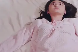 女子躺在了穿越女身上，两人竟融为了一体，真是不可思议视频封面