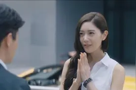 跑车女孩主动央求小伙子加微信好友，谁知不争气的没带手机视频封面