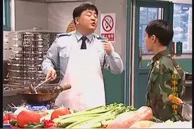 炊事班的故事：胖洪不教班里的人炒菜，居然教一个小屁孩学炒菜视频封面