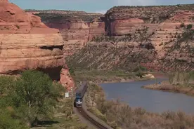 澳大利亚，荒野戈壁滩上修建的铁路，坐上火车一起欣赏这种荒凉美视频封面