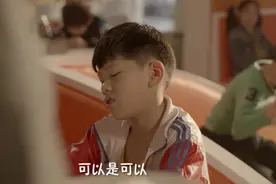 小男孩不吃红萝卜被老师教育 小女孩神回答把老师整懵了视频封面