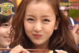 日本第一美女板野友美的小虎牙太可爱了，吃东西简直萌化了