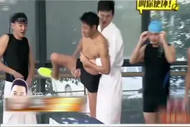 撒贝宁说话得罪孙杨，直接被扔水里了…视频封面