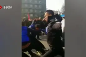 警察变身啦啦队长后的画面：论硬核啦啦队长的重要性视频封面