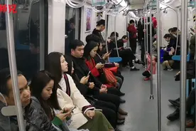 实拍东莞和广州两地地铁，完全两种画风，东莞人想笑，广州人想哭