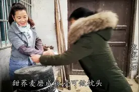 农村大妈用传统方法制作荞麦粑粑，这种原汁原味的你吃过吗