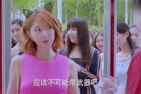 教导主任看了一眼萌妹子的鞋子，竟让她脱掉，萌妹子敢怒不敢言视频封面