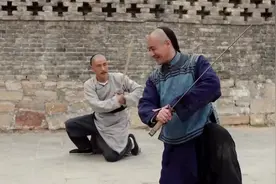 于成龙和晋阳在佛门圣地练道家刀法，大师：华夏之大，海纳百川视频封面