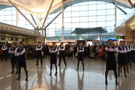 重庆机场：大批空姐玩“快闪” 传递欢乐和温暖图片