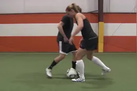 足球基本功之防守，正面迎来持球者时的封堵式断球训练视频封面