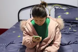 丈夫外出打工3年，回家见母亲趴地上怒赶走妻子，得知真相后悔了视频封面