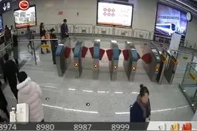 女子坐地铁回家，进站时发现手机没了？监控记录下如此一幕！