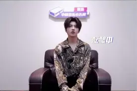 蔡徐坤教粉丝如果给自己应援，害羞的坤坤为了爱坤试了三次！