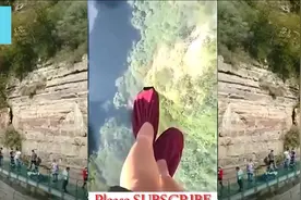 太恐怖了！玻璃栈道突然开裂 最后的狗狗亮了视频封面