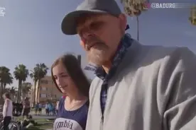 肌肉猛男假扮老人街头健身视频封面