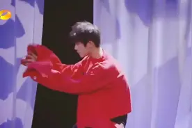 易烊千玺热血舞蹈秀，大秀腹肌，受不了！视频封面