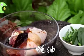 大腿肉这样吃才叫爽，美女一人吃1斤，越吃越想吃