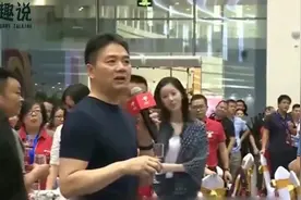 章泽天爸爸正面照曝光，长相朴实，网友直言看起来比刘强东年轻视频封面