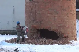 纯手动拆除废旧烟囱 这活也太危险了视频封面