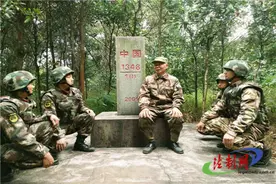 广西滩散边防派出所官兵与越战老兵同走巡边路喜迎新年图片