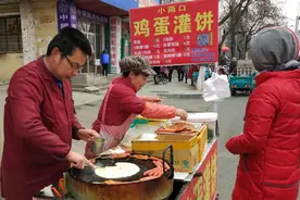 农村小夫妻扫码卖鸡蛋灌饼，城里人都说方便！图片
