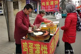农村小夫妻扫码卖鸡蛋灌饼，城里人都说方便！图片
