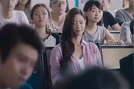 韩语老师上厕所被恶搞，回到教室后一声起立，恶搞的直接暴漏！视频封面