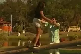 巴西整人节目：美女走独木，结果被吓惨了视频封面