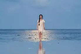 美女大学生上课穿超短裤，被老师当众羞辱，她是这样应对的