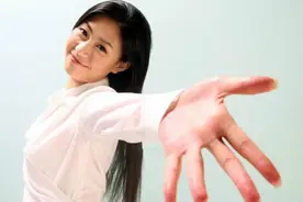 手热手凉预示不同疾病，究竟手温怎样是最正常的？看完自己摸摸！视频封面