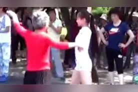 实拍小女孩公园陪奶奶跳广场舞《爱拼才会赢》引众人驻足！