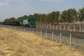 美国GE技术、中国生产的HXN5火车头跑得太快，把篷布跑丢了视频封面