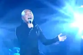 离开零点乐队与兄弟撕破脸 十年后周晓鸥再唱《爱不爱我》视频封面