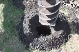 挖掘机前加个大钻头，就可以打桩了，灌上混凝土结结实实