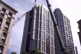 25吨吊车配合300吨吊车吊装钢柱，广东工友在台湾作业！视频封面