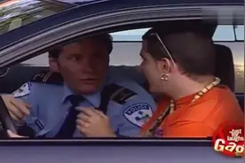 社会实验 交警向司机借纸当街上厕所 路人直接看懵！视频封面