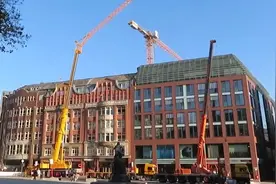 利勃海尔LTM 1220起重机正在为大楼安装空调