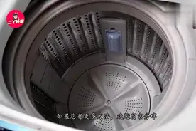 原来洗衣机里有个“小机关”，打开脏水流出来，衣服洗得还干净