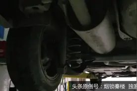 大众桑塔纳底盘实拍：板车悬挂，用料简陋，但为什么卖得非常好？视频封面