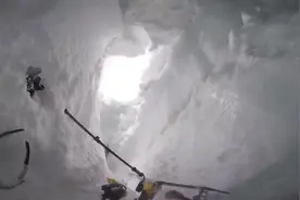 在冰川上滑雪，掉进雪洞！看国外小哥雪洞自救！视频封面