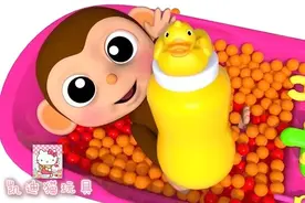 聪明的小猴子抱着小鸭子奶瓶倒出巧克力豆教宝宝学习颜色