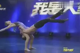 成都小伙和俄罗斯媳妇儿表演双人舞，动作优美有难度，实在太棒了视频封面