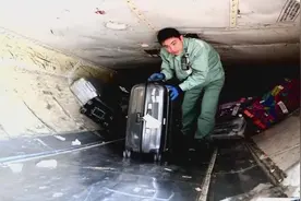 春运里的机场行李装卸工视频封面