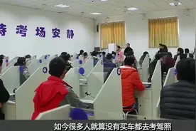 学员考科目三被行人干扰，安全员及时踩下刹车，挂科后将其投诉视频封面