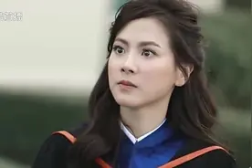 女儿毕业那天，父亲带着后妈来看她，这个毕业礼物太沉重了视频封面