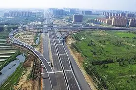 危险！请别在快速路辅路上逆行图片