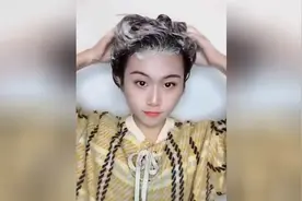 美女在家洗头洗出理发店效果，头发又长又顺，简单易上手，试试吧
